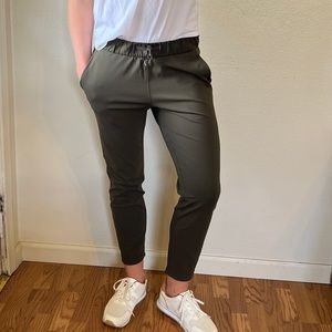 Lululemon On the Fly stretch - 8